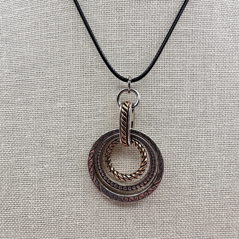 Vintage Y2K Silver/Gold Textured Circle Pendant Necklace for Women